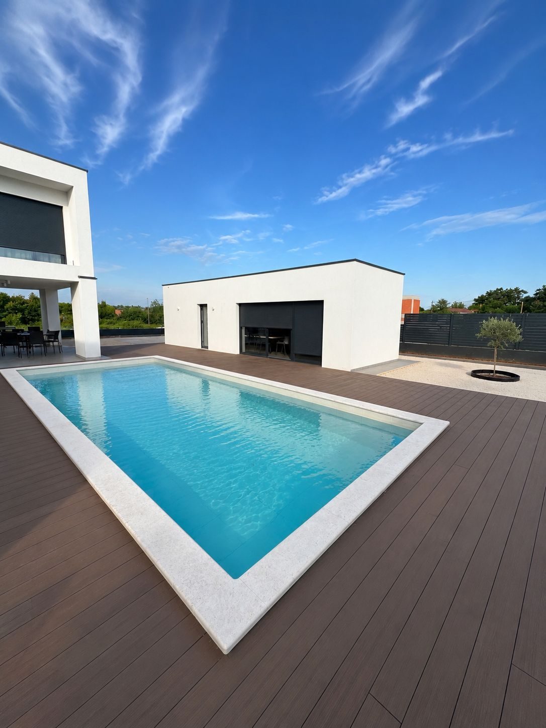 Villa Mariq — pogled na bazen i terasu